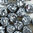 Glasperlen Doppelpyramide 6 mm schwarz-weiß marbled (50 Stk. Packung)